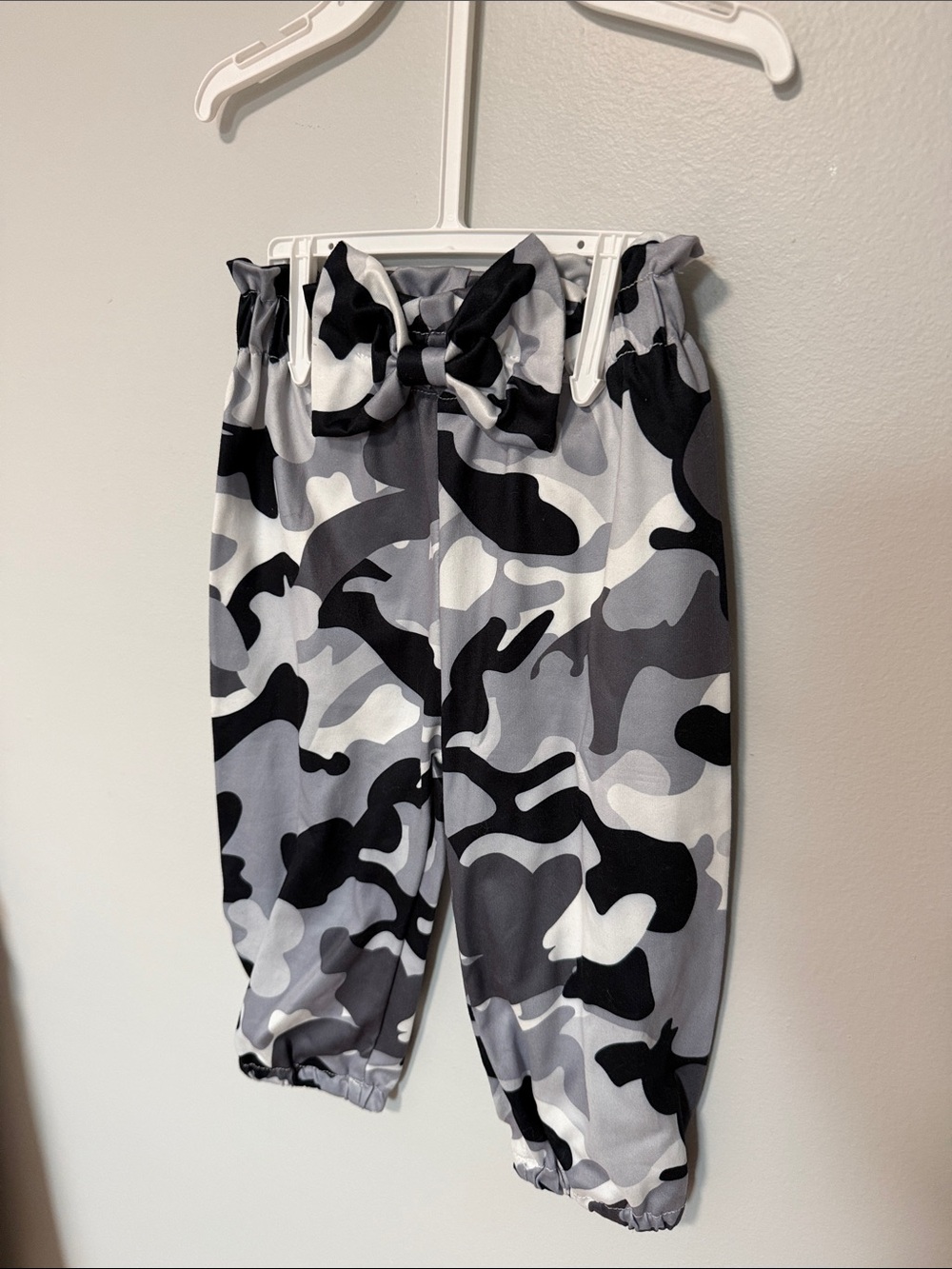 SHEIN Gray & Black Camo Bow-Tie Jogger Pants